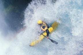 世界杯：国际足联确认将试点“蓝牌” 临时罚下严重非体育行为球员
